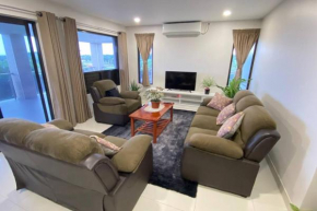 Lovely 4-bedroom Holiday home with free parking.